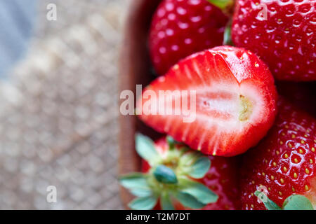 Fraises biologiques frais mûrs dans bol en bois sur la table. Top View with copy space Banque D'Images