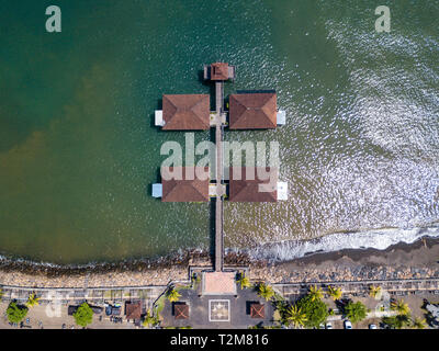 De haut en bas Vue aérienne de Singaraja pier à Bali, Indonésie Banque D'Images