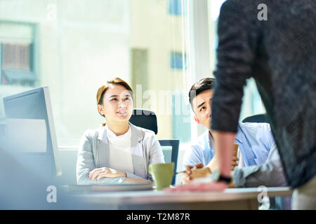 Young Asian businesspeople meeting in office discuter de plan d'affaires. Banque D'Images