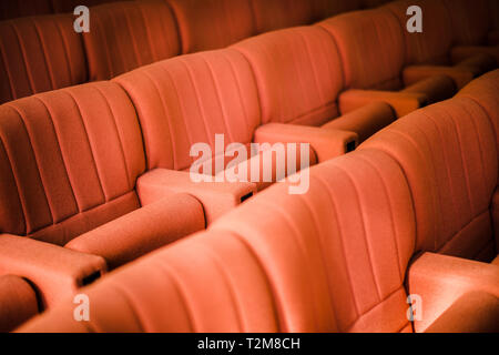 Une rangée de fauteuils rouges dans une salle de théâtre ou cinéma Banque D'Images