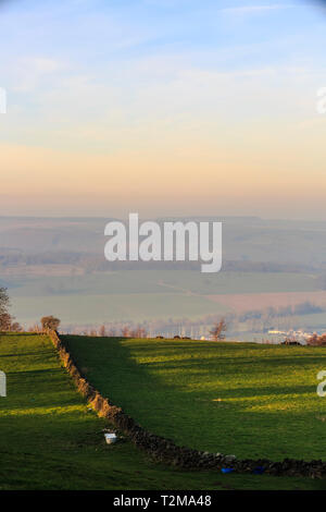 Vue du parc sur petit Chevin Yorkshire Otley ville de marché dans le ciel voilé de distance que le soleil se couche Banque D'Images