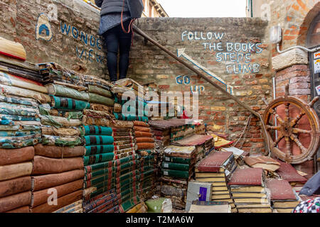 L'Italie, Venise, à l'intérieur de la célèbre librairie Acqua Alta Banque D'Images