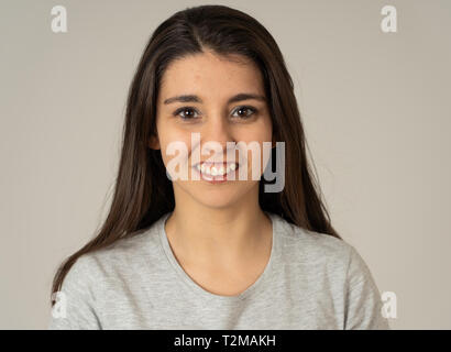 Close up portrait of attractive young woman femme latine avec un visage heureux et beau sourire. Isolé sur fond neutre. Dans les gens, positif h Banque D'Images