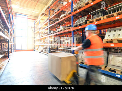 Les travailleurs des transports et de la logistique des marchandises dans un entrepôt avec des marchandises pour l'entreposage et l'expédition Banque D'Images