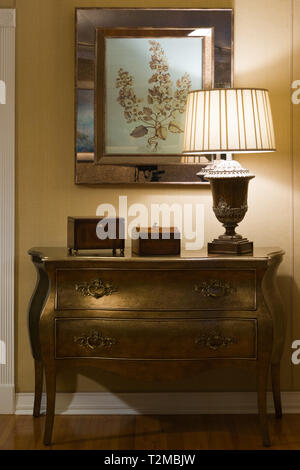 Commode ancienne avec lampe et miroir sur le mur Banque D'Images