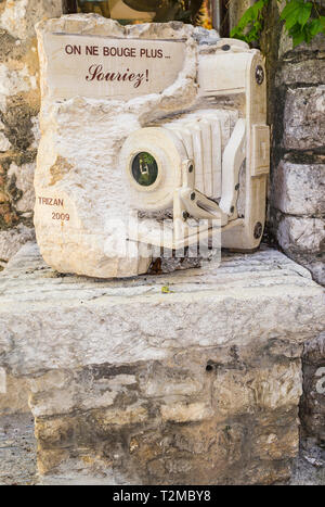 Saint-Paul-de-Vence, France - 12 mai 2013 : Illustration de Luc Trizan. Saint-Paul est bien connu pour ses galeries d'art et les œuvres de plein air. Saint-Paul Banque D'Images