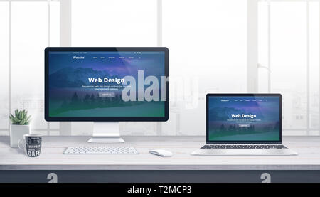 L'écran de l'ordinateur et l'ordinateur portable sur le développement web studio bureau. Concept moderne, souple de la conception d'un site web. Banque D'Images