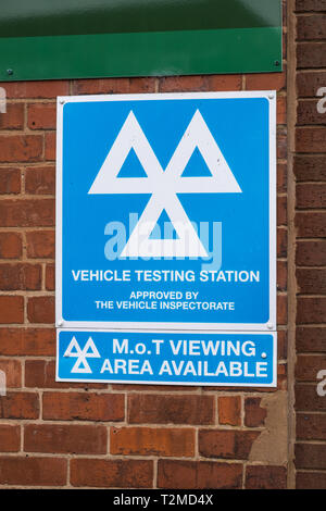 Inscrivez-vous au garage qui est une station d'essais de véhicules pour voiture MOT Banque D'Images