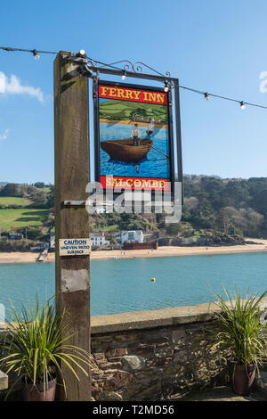 Enseigne de pub pour le Ferry Inn dans le jardin donnant sur l'estuaire de Kingsbridge et East Portlemouth Banque D'Images