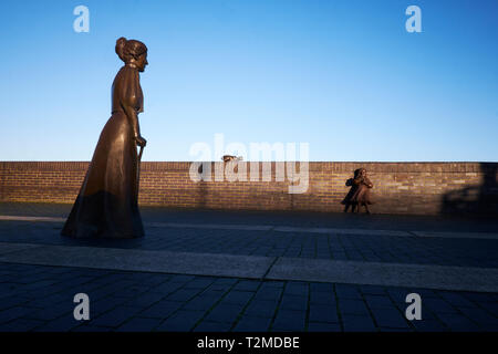 Des statues d'Alfred et Ada Salter, et un chat, dans Rotherhithe, Londres, Royaume-Uni. Les statues sont également connus comme le Dr Salter's daydream Banque D'Images