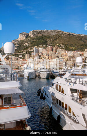 Vue sur le port de Monaco avec ses navires de luxe dans la Reviera Français Banque D'Images