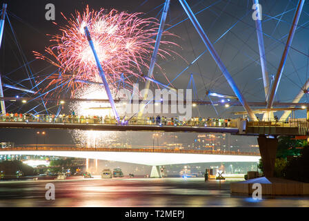 Festival annuel de Brisbane Riverfire comme vu de la rivière Brisbane avec Kurilpa Bridge et le capitaine Cook Bridge plein de spectateurs Banque D'Images