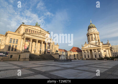 Konzerthaus Berlin (Berlin Concert Hall) et Französischer Dom (Cathédrale française) à vide la place de Gendarmenmarkt à Berlin, en Allemagne, au matin ensoleillé. Banque D'Images