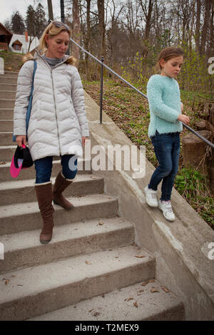 MOm and daughter, Restaurant dans le parc, Švicarija TIVOLIJU - RAJ V, Ljubljana, Slovénie Banque D'Images