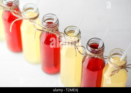 Délicieux d'agrumes et de limonade de grenade en bouteilles de verre. Vue d'en haut. Concept de boissons, l'été, bar, repos, alimentation saine. Banque D'Images