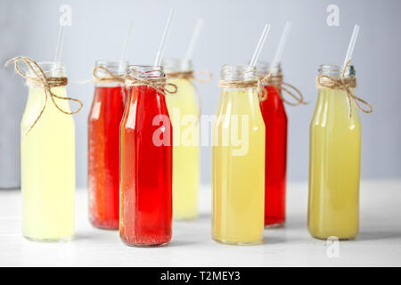 De nombreuses bouteilles de limonade avec paille. Concept de boissons, l'été, bar, reste l'alimentation saine Banque D'Images