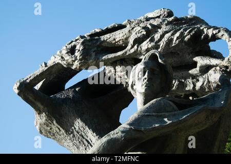 Près de la statue de Chopin par Wacław Szymanowski dans Parc des Thermes royaux (parc Łazienki) dans le centre-ville de Varsovie, Pologne. Banque D'Images