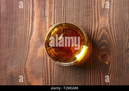 Verre verre à whisky pur sur table en bois Banque D'Images