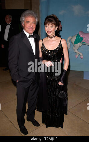 LOS ANGELES, CA. 28 octobre 2000 : actrice Victoria Principal et Mari Dr Harry Glassman au Carousel of Hope Ball 2000 au Beverly Hilton Hotel. © Paul Smith / Featureflash Banque D'Images