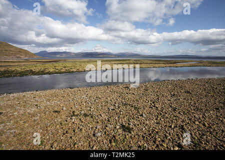 La recherche à travers l'estuaire du fleuve Glengalmadale et partie de Loch Linnhe vers les montagnes lointaines Kingairloch Ardgour Immobilier région des hautes Scotlan Banque D'Images