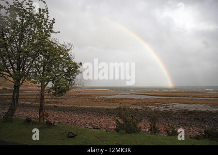 Arc-en-ciel sur le Loch Linnhe avec Camas na croise Bay au premier plan immobilier région des Highlands d'Ardgour Kingairloch Ecosse UK Mai 2012 Banque D'Images