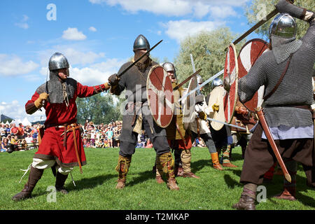 Hämeenlinna, Finlande - le 17 août 2014 : Vikings se battre avec des épées et des boucliers à la fête médiévale le long d'une journée d'été. Banque D'Images