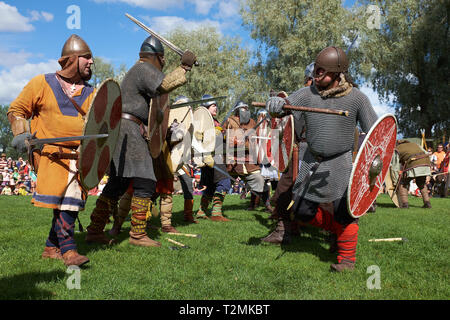 Hämeenlinna, Finlande - le 17 août 2014 : Vikings se battre avec des épées et des boucliers à la fête médiévale le long d'une journée d'été. Banque D'Images