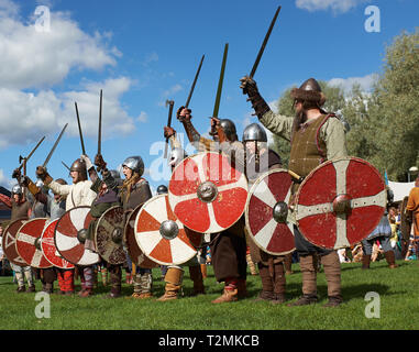 Hämeenlinna, Finlande - le 17 août 2014 : Vikings se battre avec des épées et des boucliers à la fête médiévale le long d'une journée d'été. Banque D'Images