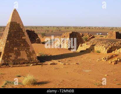 Panorama de Méroé pyramides dans le désert au coucher du soleil , le Soudan, Banque D'Images