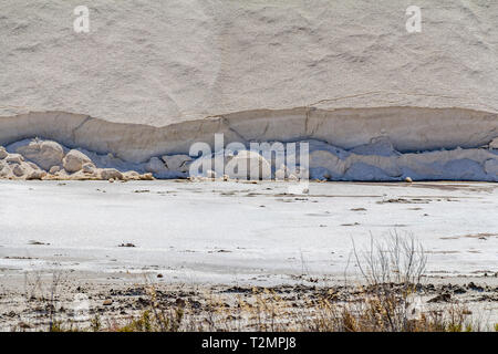 Paysage autour de Salin-de-Giraud situé dans dans la région de la Camargue, dans le sud de la France qui est montrant beaucoup de sel dans les étangs d'évaporation ambiance ensoleillée Banque D'Images