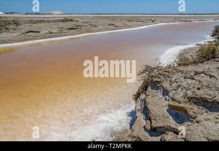 Paysage autour de Salin-de-Giraud situé dans dans la région de la Camargue, dans le sud de la France qui est montrant beaucoup de sel dans les étangs d'évaporation ambiance ensoleillée Banque D'Images