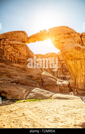 Um célèbre Frouth rock arch, situé dans le désert de Wadi Rum en Jordanie. lieu de pèlerinage pour les touristes qui montent les rochers pour prendre une photo souvenir sur Banque D'Images