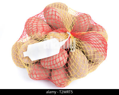 Pommes mûres dans string bag isolated. Pomme de terre en sac en plastique jaune isolé sur fond blanc Banque D'Images