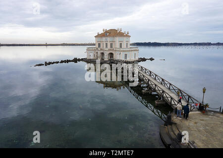 Chasse et pêche Borbonic Royal Lodge sur le lac Fusaro Banque D'Images