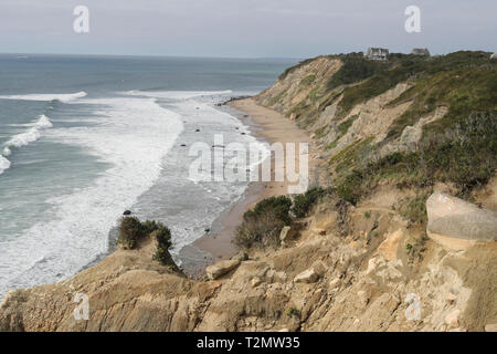 Mohegan Bluffs est un endroit spectaculaire donnant sur Narragansett, Rhode Island RI. C'est 45 minutes par bateau au large du continent de Narragansett, RHODE ISLAND. Banque D'Images