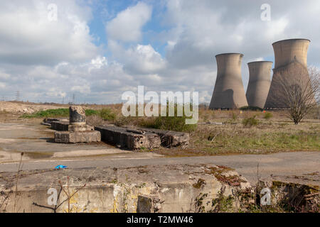 Willington Power Station à l'abandon mis hors service à la démolition des tours de refroidissement par le fleuve Trent,Willington, Derbyshire. L'Angleterre Banque D'Images