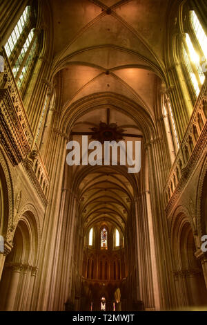 Intérieur et plafond, cathédrale de Bayeux, Bayeux, Normandie, France Banque D'Images