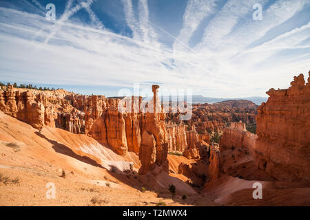 Beaucoup de spires, appelé aussi hoodos, sculpté à l'écart par l'érosion dans la région de Bryce Canyon National Park, Utah, USA, l'éclat rouge et d'orange au lever du soleil. Le plus grand un Banque D'Images