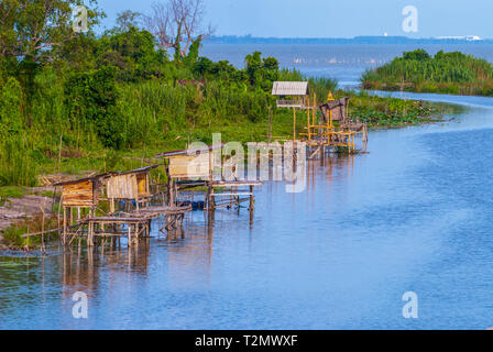 Cabanes de pêcheurs et les filets le long de la rivière, la Thaïlande Banque D'Images