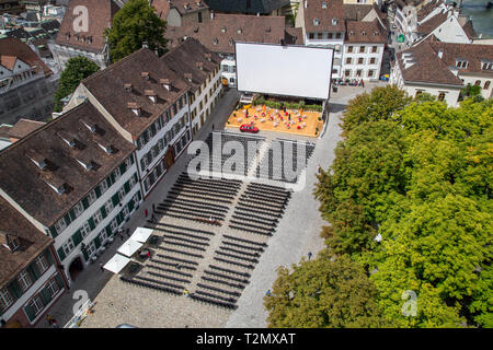 Bâle, Suisse - le 16 août 2014 : Vue aérienne d'un cinéma en plein air dans le centre-ville historique Banque D'Images