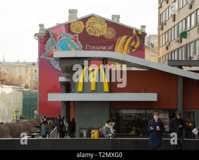 McDonalds à Moscou sur le fond de l'affiche - nous sommes fiers Banque D'Images