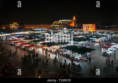 Marché bondé traditionnels à Marrakech Maroc Banque D'Images