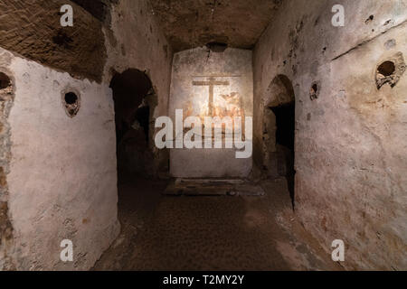 Affreschi nelle catacombes de San Gaudioso, Naples. Altare con Crocifisso. Banque D'Images