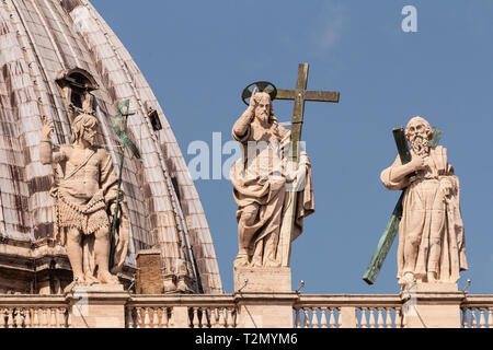 Trois sur le dessus de la Basilique Saint Pierre. à partir de la gauche, St Jean le Baptiste, Jésus et l'apôtre Pierre, le légendaire premier Évêque de Rome, et crucifié Banque D'Images