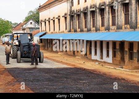 Kanadukathan, Inde - le 12 mars 2018 : les travailleurs de la route de goudron liquide de pulvérisation sur le hardcore dans le cadre de le resurfaçage de la route dans les régions rurales de l'Etat du Tamil Nadu Banque D'Images