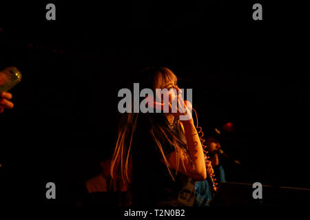 Bloomington, Indiana, USA. 2ème apr 2019. Sarah Bonito chante comme groupe de rock indépendant britannique Kero Kero Bonito en prestation au Bluebird à Bloomington, Indiana pendant leur tournée nord-américaine. Le groupe joue plus tard dans le mois à la Coachella Valley Music and Arts Festival. Crédit : Jeremy Hogan/Alamy Live News. Banque D'Images