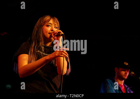 Bloomington, Indiana, USA. 2ème apr 2019. Sarah Bonito chante comme groupe de rock indépendant britannique Kero Kero Bonito en prestation au Bluebird à Bloomington, Indiana pendant leur tournée nord-américaine. Le groupe joue plus tard dans le mois à la Coachella Valley Music and Arts Festival. Crédit : Jeremy Hogan/Alamy Live News. Banque D'Images