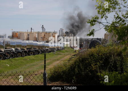 Houston, USA. 2ème apr 2019. La fumée intense est vu à une usine KMCO à Crosby, environ 40 kilomètres au nord-est de Houston, aux États-Unis, le 2 avril 2019. L'incendie de l'usine chimique a été contenue, laissant une personne tuée et deux autres grièvement blessées, les autorités locales ont déclaré mardi. Credit : Lao Chengyue/Xinhua/Alamy Live News Banque D'Images