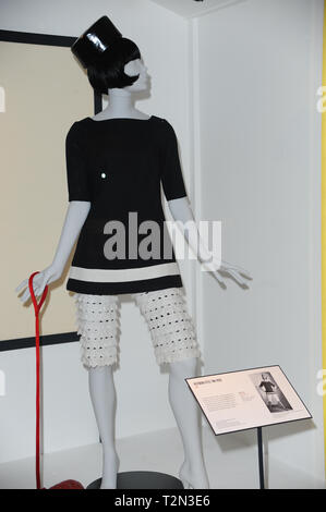 Londres, Royaume-Uni. 3ème apr 2019. Articles de mode conçu par Mary Quant vu affichée à la Mary Quant à l'exposition V&A Museum de Londres. Credit : Terry Scott/SOPA Images/ZUMA/Alamy Fil Live News Banque D'Images