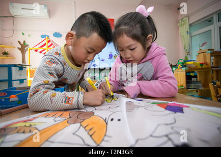 Beijing, Chine. 1er avril 2019. Les enfants fabriquent des cerfs-volants dans un jardin d'enfants dans le district de Mentougou de Beijing, capitale de Chine, le 1er avril 2019. Credit : Hou Jiqing/Xinhua/Alamy Live News Banque D'Images